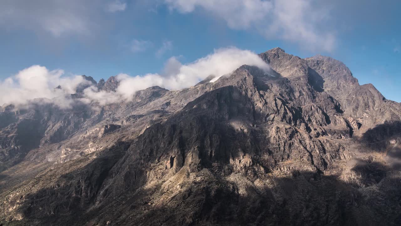 鲁文佐里山脉斯坦利山上云移动的时间间隔视频下载