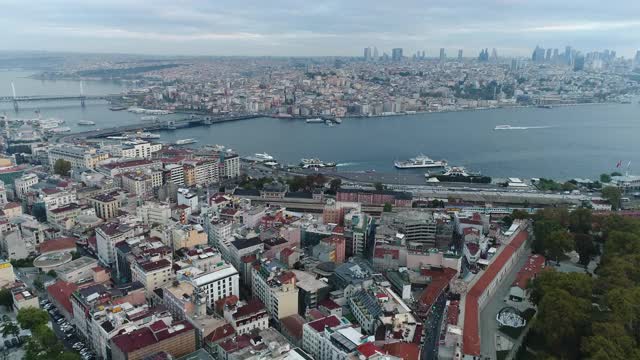 渡轮在伊斯坦布尔，加拉塔桥，塔，米诺努，Beyoglu，金角，4K无人机镜头视频素材