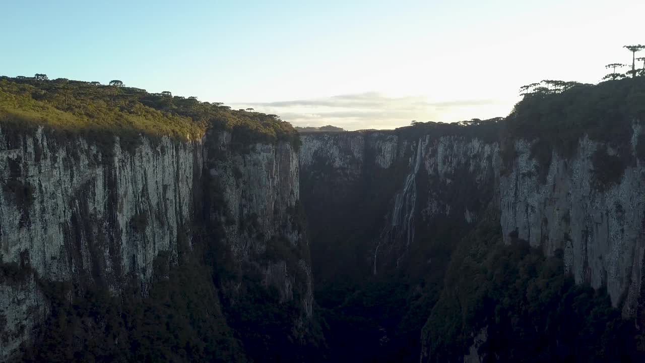 黄金时间巴西南部Itaimbezinho Aparados da Serra(无人机- 4K)视频下载