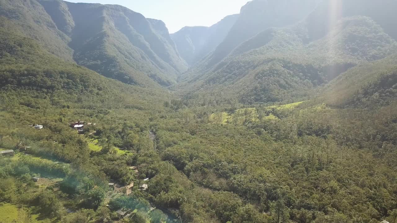 巴西圣卡塔琳娜山Aparados达Serra Santa Catarina峡谷脚下的绿色草地和森林(无人机- 4K)视频素材