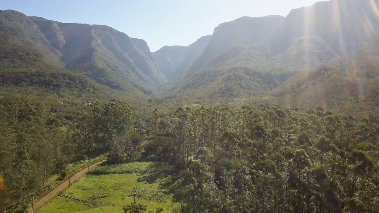 巴西圣塔卡塔琳娜山阿aparados Da Serra Santa Catarina美丽的草地和森林后面的郁郁葱葱的峡谷入口(无人机- 4K)视频下载