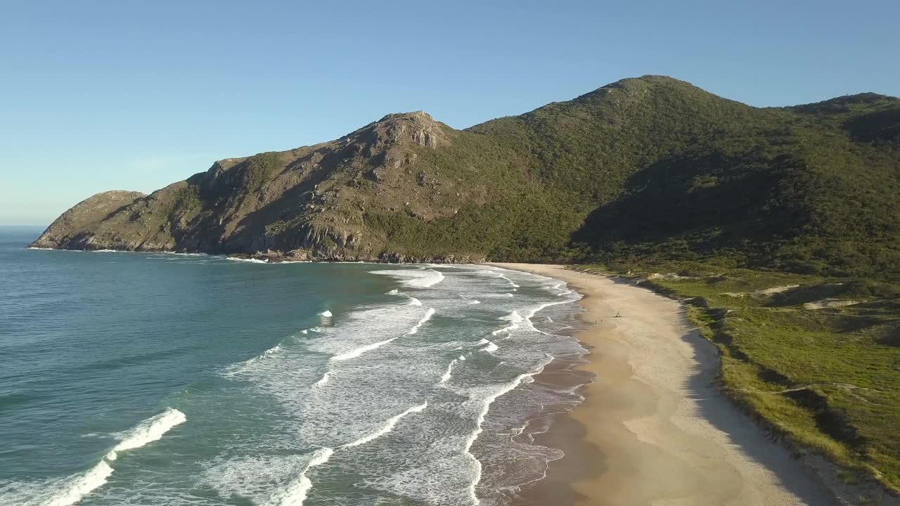 在僻静的海滩湾天堂拉古尼亚Do Leste空中下降Florianópolis巴西(无人机- 4K)视频下载