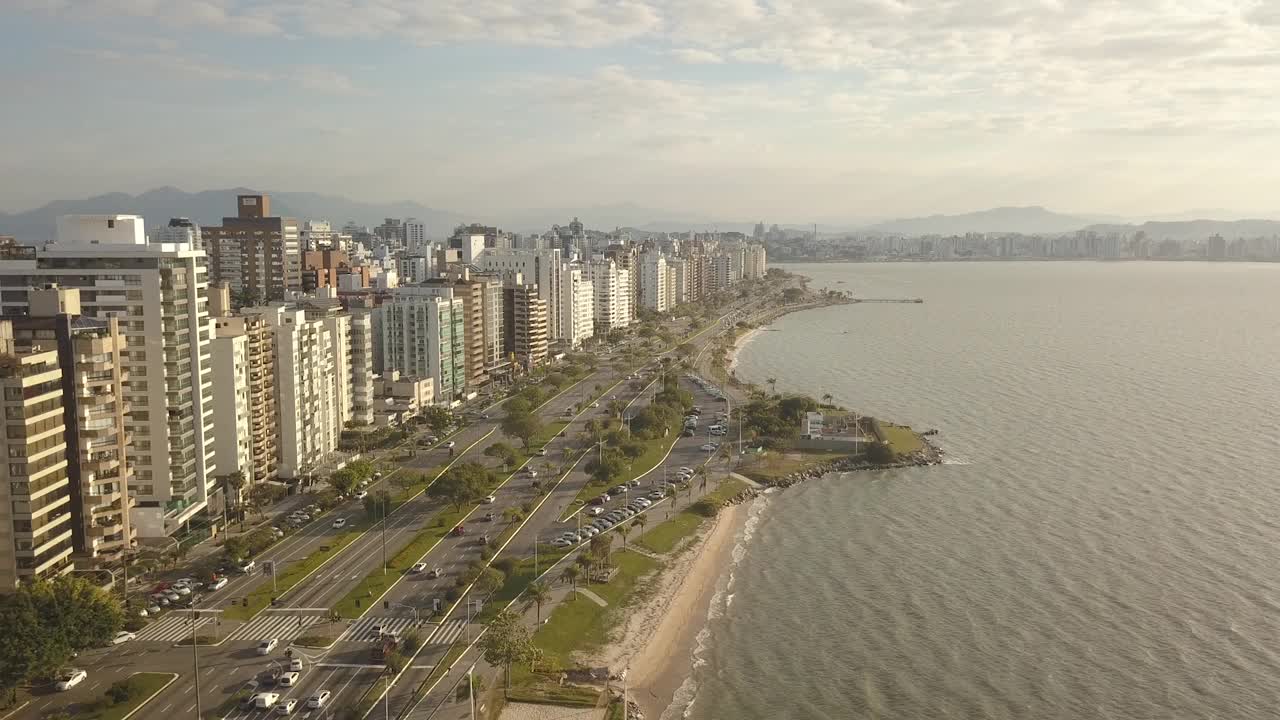 空中进场Florianópolis巴西城市天际线北贝拉玛(无人机- 4K)视频素材