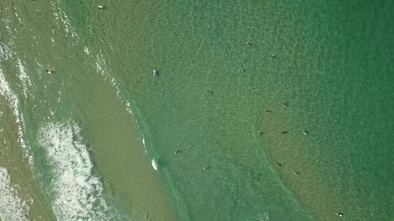 在平静的蓝水岩石热带半岛蓬塔达佩德拉Joaquina海滩巴西Florianopolis(无人机- 4K)视频素材