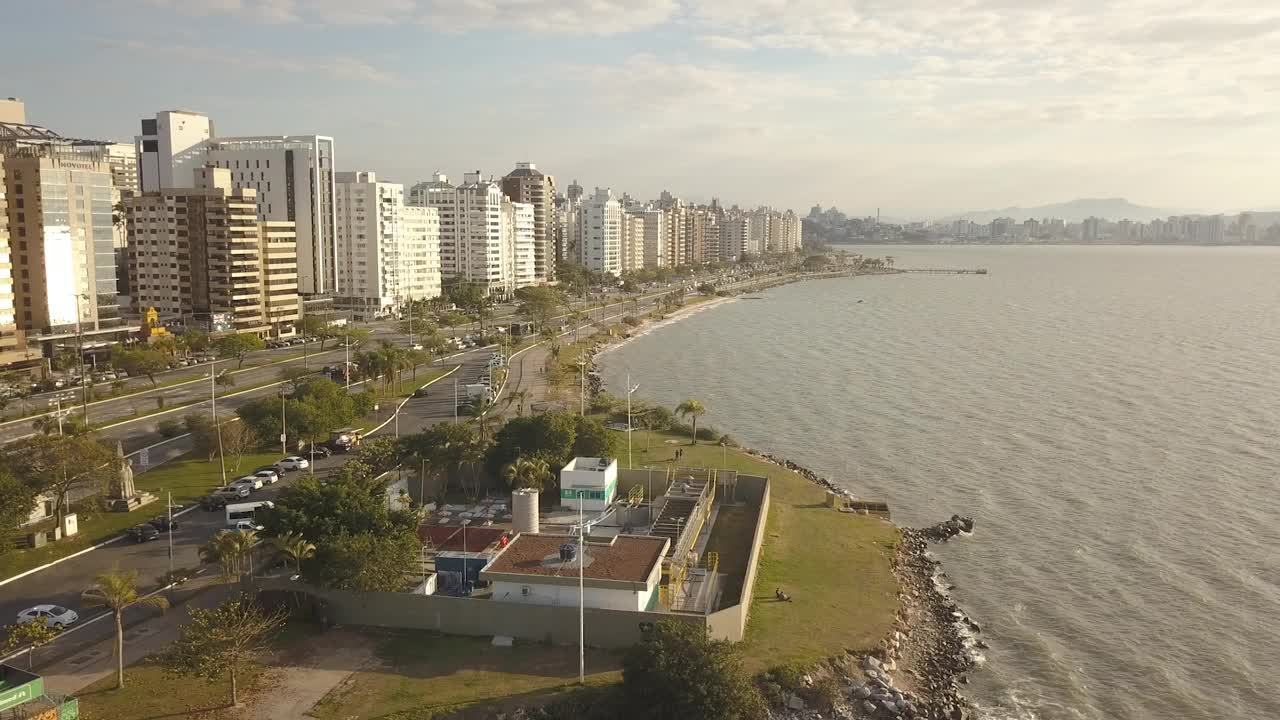 天线侧Pan北贝拉马尔市中心Florianópolis巴西建筑(无人机- 4K)视频下载