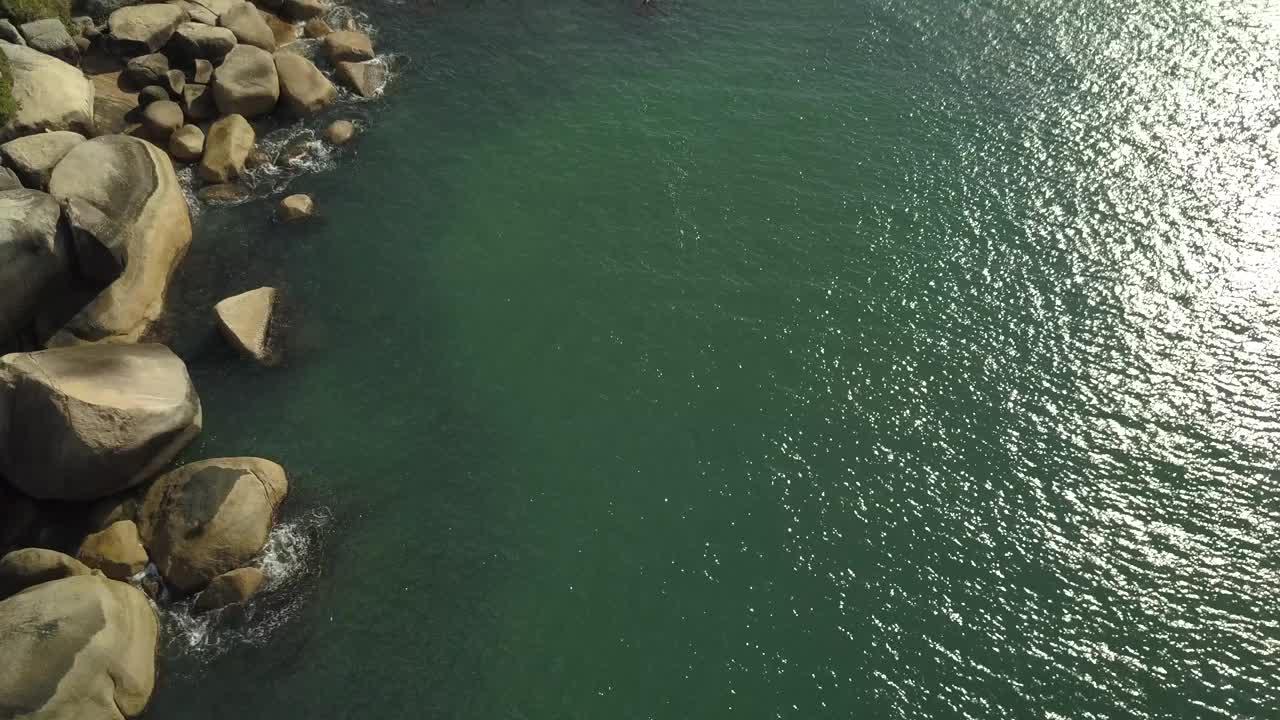 巴西Barra Da Lagoa Boulders Florianopolis的天然水池上方的空中全景图(无人机- 4K)视频素材