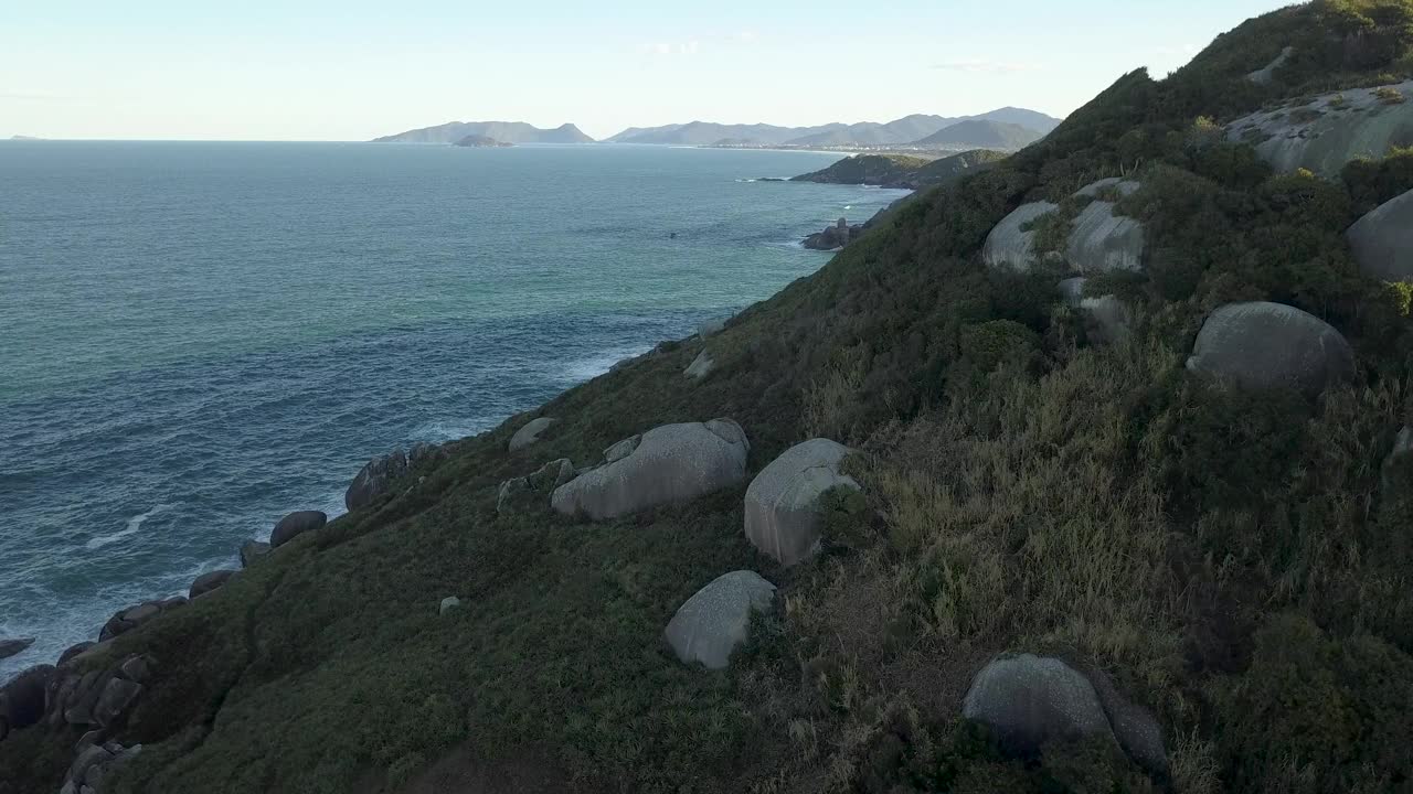 空中升起无尽的岩石海岸蓬塔达Gravatá巴西弗洛里亚诺波利斯(无人机- 4K)视频下载