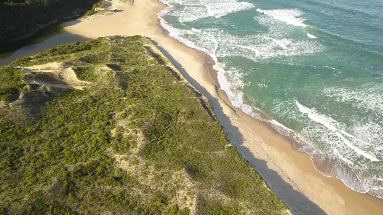 从上到下鸟瞰巴西laginha Do Leste Florianopolis海滩(无人机- 4K)视频素材