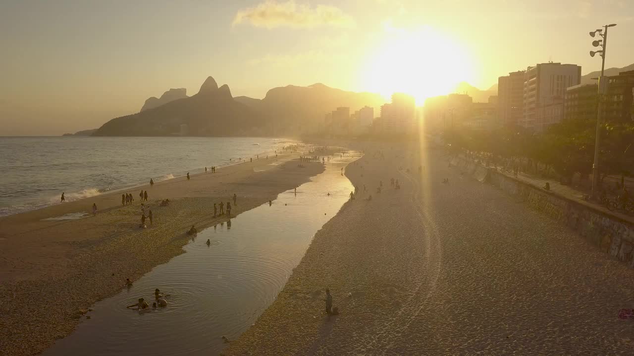 空中升起的伊帕内玛海滩和Morro Dois Irmãos Silhouette里约热内卢De Janeiro Brazil Sunset(无人机- 4K)视频下载