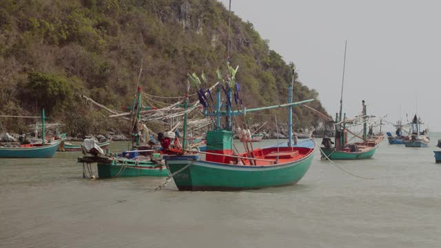 当地渔民码头的传统彩色帆船视频素材