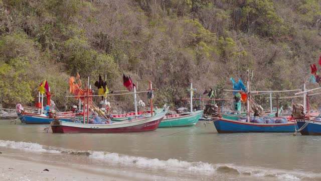 当地渔民码头的传统彩色帆船视频素材