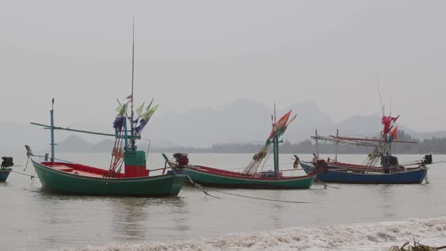 当地渔民码头的传统彩色帆船视频素材