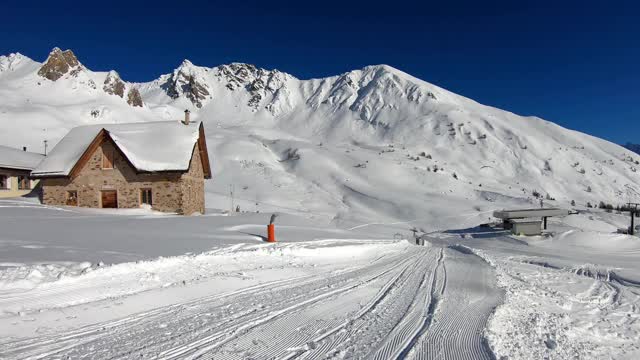 意大利托纳莱的莱诺桥。2021年1月。滑雪场因新冠肺炎或新冠肺炎而关闭，滑雪场上空无一人。滑雪坡的美景令人惊叹。观点。滑雪头盔。速度和沉默视频素材