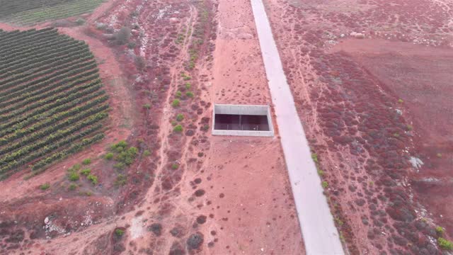 地下掩体道路交通俯视图鸟瞰图视频素材