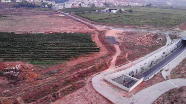 地下掩体道路交通俯视图鸟瞰图视频素材