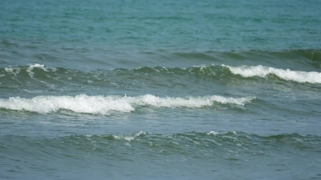 夏天海滩上的浪花泡沫视频素材