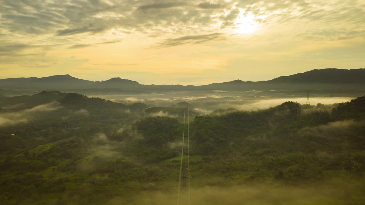 超延时无人机在日出时飞过云层。黄金时间，令人惊叹的阳光，美丽的云景。在多云、有雾的天气里，白色的蓬松的云轻柔地移动着，这是风景如画的时间流逝。视频素材