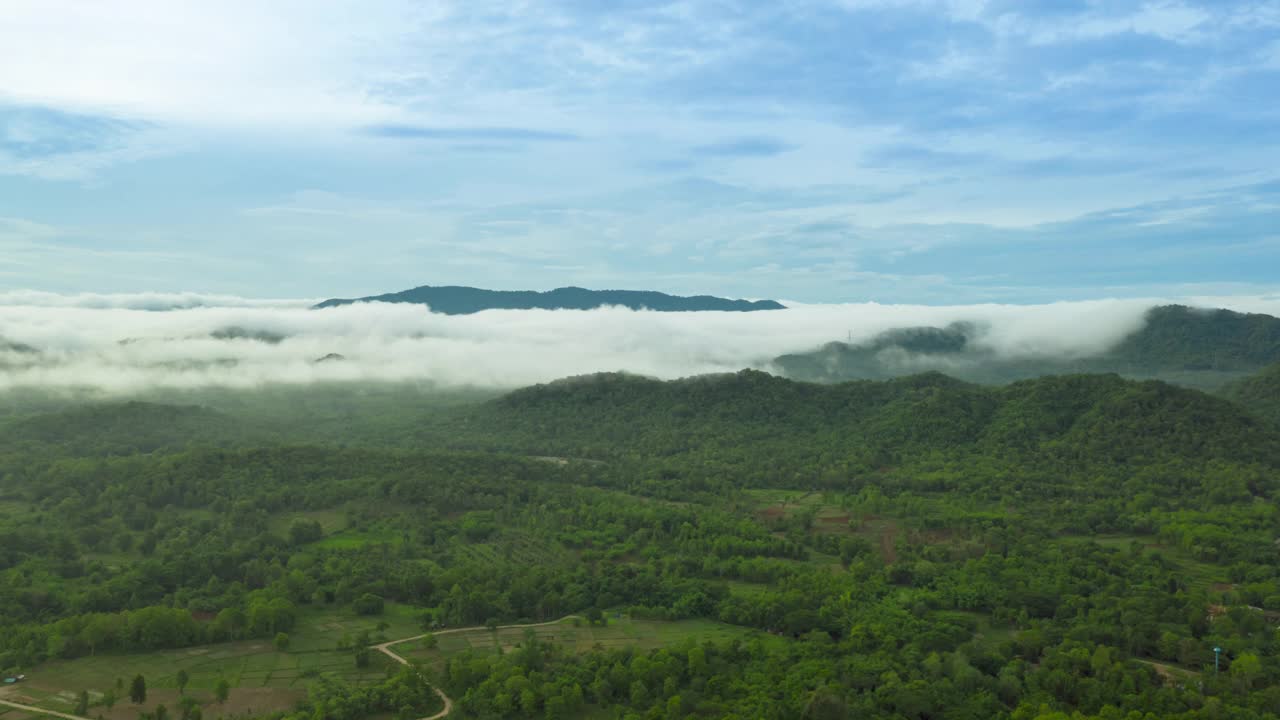 超延时无人机在日出时飞过云层。黄金时间，令人惊叹的阳光，美丽的云景。在多云、有雾的天气里，白色的蓬松的云轻柔地移动着，这是风景如画的时间流逝。视频素材