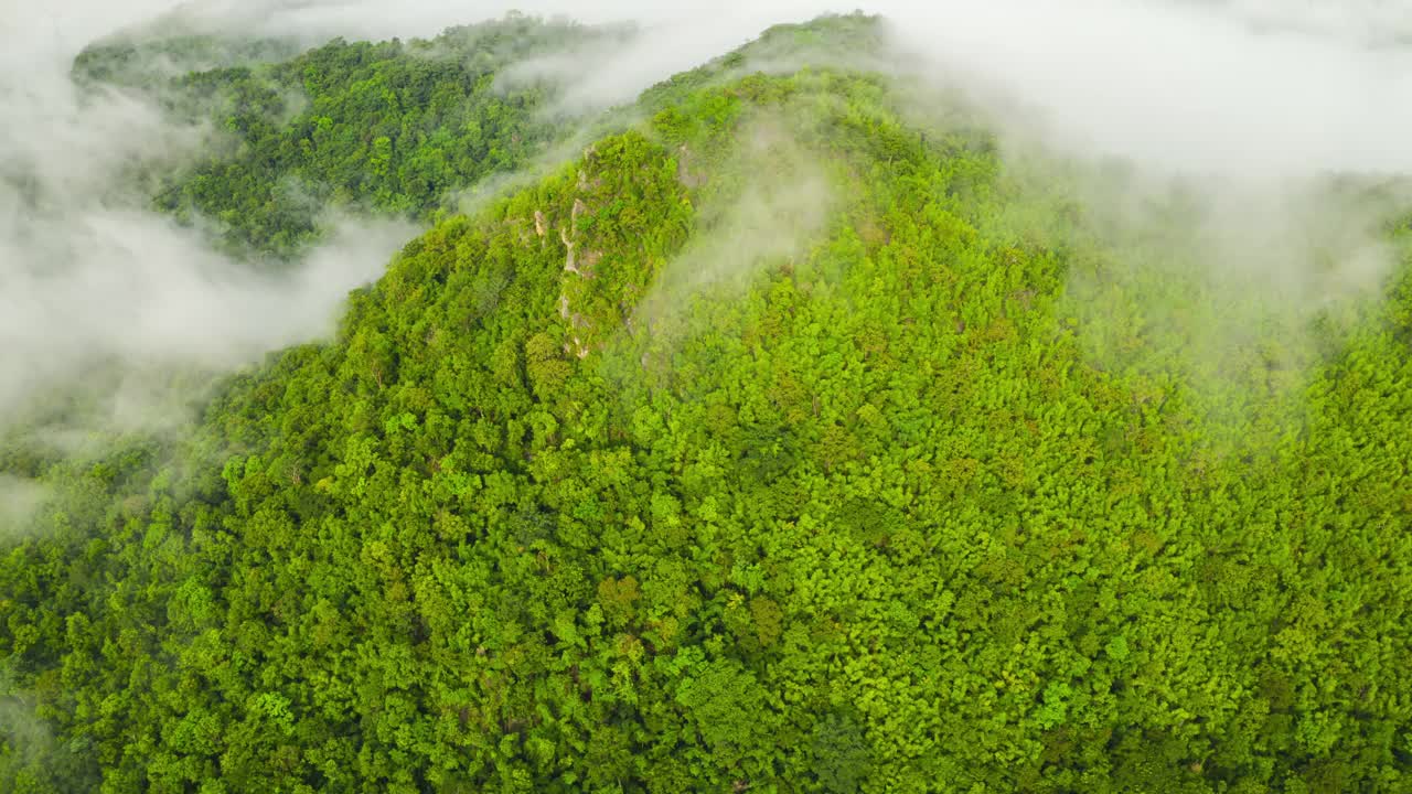 超延时无人机在日出时飞过云层。黄金时间，令人惊叹的阳光，美丽的云景。在多云、有雾的天气里，白色的蓬松的云轻柔地移动着，这是风景如画的时间流逝。视频素材