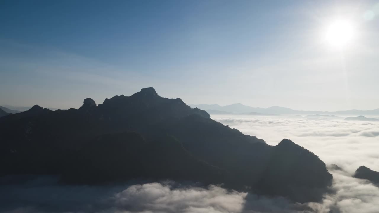 超延时无人机在日出时飞过云层。黄金时间，令人惊叹的阳光，美丽的云景。在多云、有雾的天气里，白色的蓬松的云轻柔地移动着，这是风景如画的时间流逝。视频素材