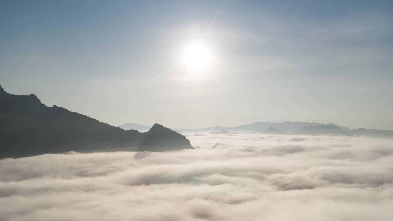 超高延时视频4k，鸟瞰图美丽的晨光日出和雾在高山上流动视频素材