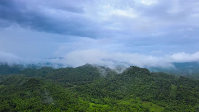 Hyper lapse 4K Amazing Rainbow after the rain over the forest。云时间流逝。山景，彩虹在山和戏剧性的云。视频素材