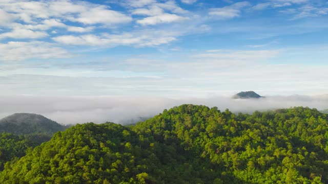 超延时无人机在日出时飞过云层。美丽的cloudscape。风景如画的白云在多云、多雾的天气中缓缓移动。视频素材