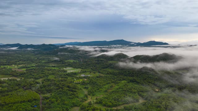 超延时无人机在日出时飞过云层。美丽的cloudscape。风景如画的白云在多云、多雾的天气中缓缓移动。视频素材