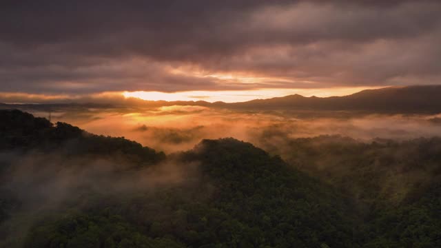 超延时无人机在日出时飞过云层。黄金时间，令人惊叹的阳光，美丽的云景。风景如画的白云在多云、多雾的天气中缓缓移动。视频素材