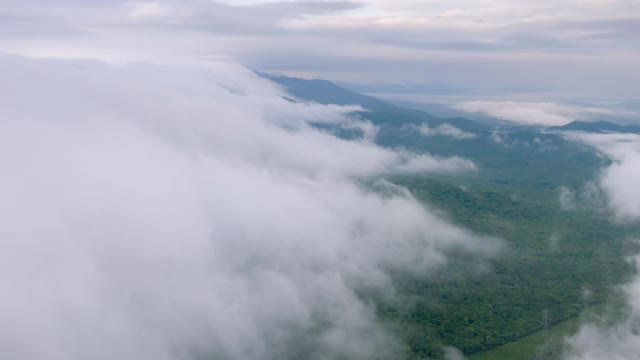 超延时无人机在日出时飞过云层。黄金时间，令人惊叹的阳光，美丽的云景。风景如画的白云在多云、多雾的天气中缓缓移动。视频素材