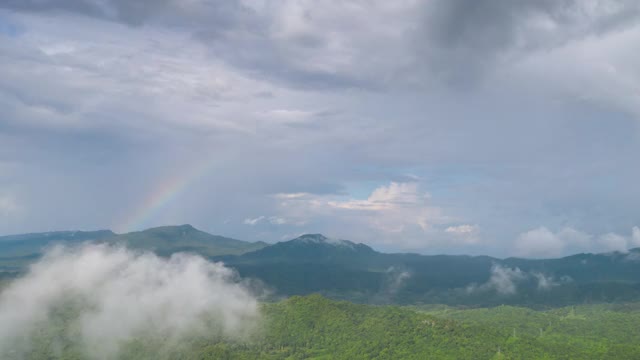 Hyper lapse 4K Amazing Rainbow after the rain over the forest。云时间流逝。山景，彩虹在山和戏剧性的云。视频素材