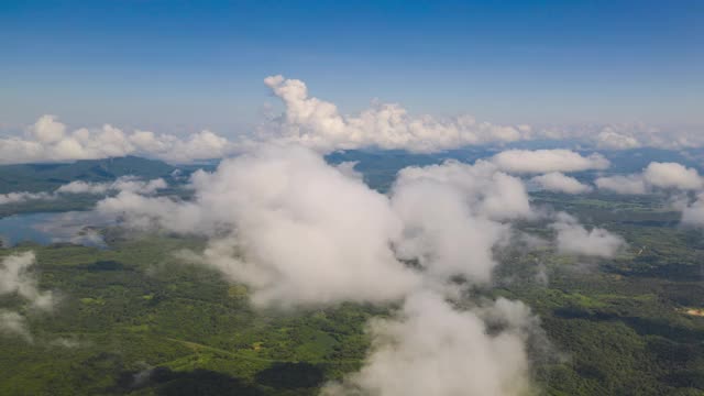 超延时无人机在日出时飞过云层。美丽的cloudscape。风景如画的白云在多云、多雾的天气中缓缓移动。视频素材