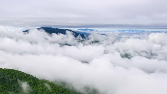 超延时无人机在日出时飞过云层。黄金时间，令人惊叹的阳光，美丽的云景。风景如画的白云在多云、多雾的天气中缓缓移动。视频素材