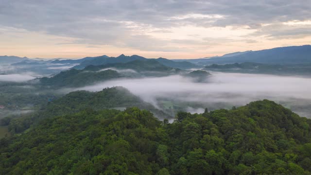 超延时无人机在日出时飞过云层。美丽的cloudscape。风景如画的白云在多云、多雾的天气中缓缓移动。视频素材