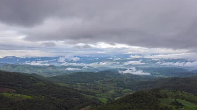 超延时无人机在日出时飞过云层。美丽的cloudscape。风景如画的白云在多云、多雾的天气中缓缓移动。视频素材