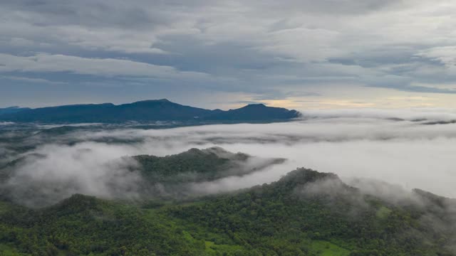 超延时无人机在日出时飞过云层。美丽的cloudscape。风景如画的白云在多云、多雾的天气中缓缓移动。视频素材