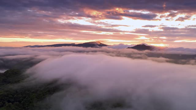 超延时无人机在日出时飞过云层。美丽的cloudscape。风景如画的白云在多云、多雾的天气中缓缓移动。视频素材