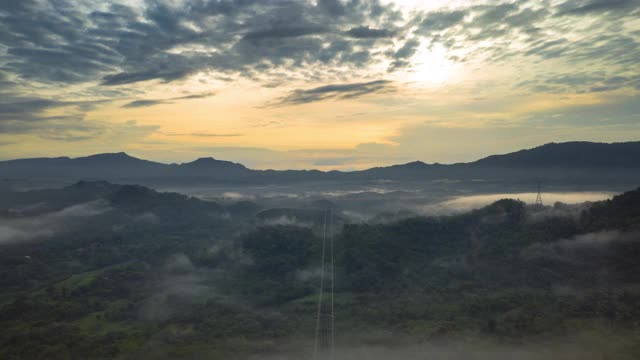 超延时无人机在日出时飞过云层。美丽的cloudscape。风景如画的白云在多云、多雾的天气中缓缓移动。视频素材