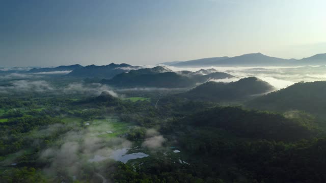 超延时无人机在日出时飞过云层。美丽的cloudscape。风景如画的白云在多云、多雾的天气中缓缓移动。视频素材