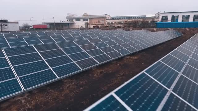 球场上的现代太阳能电池。太阳能农场上的蓝色光伏板。来自太阳的绿色替代能源。视频素材