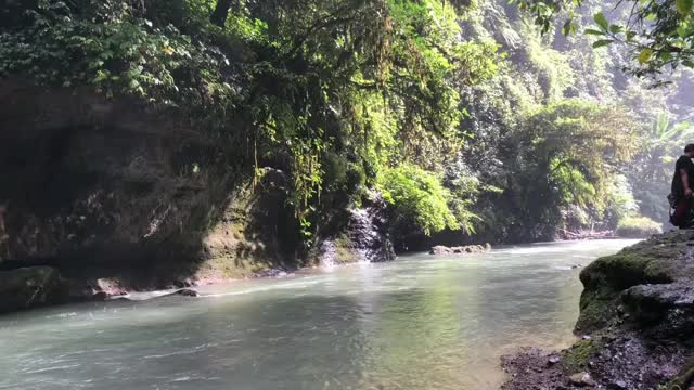 美丽的瀑布和河流在印度尼西亚视频素材
