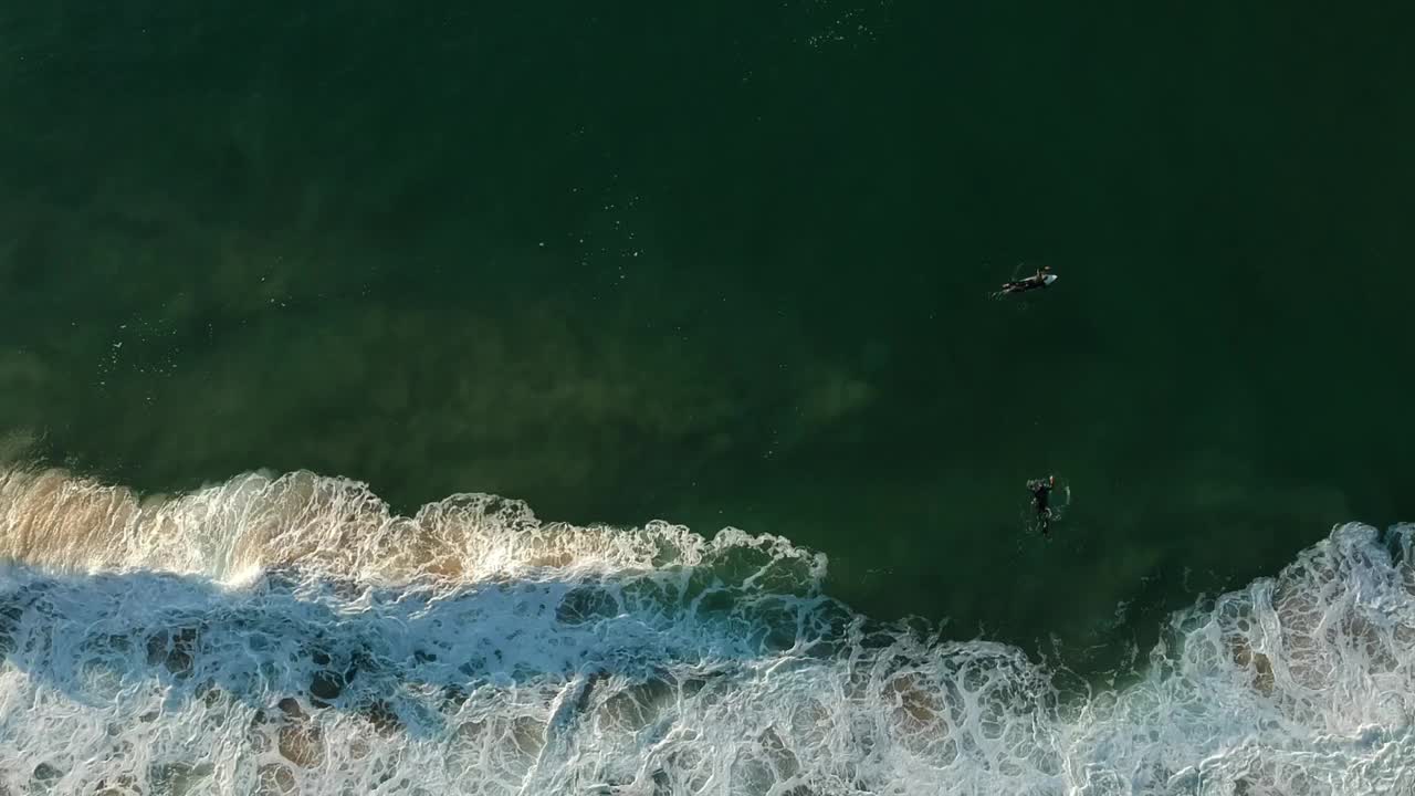 从空中看，冲浪者在冲浪视频素材