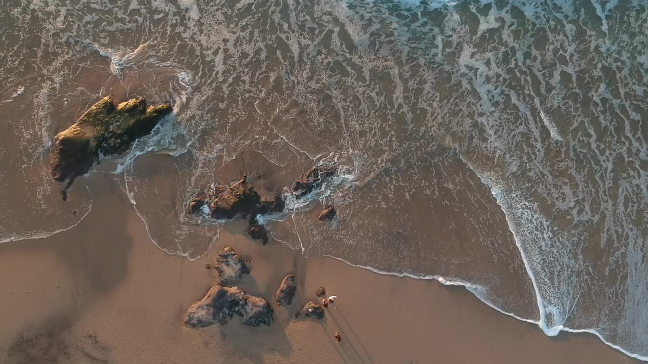 鸟瞰图海浪打破白色沙滩。海浪上美丽的海滩鸟瞰无人机视频素材