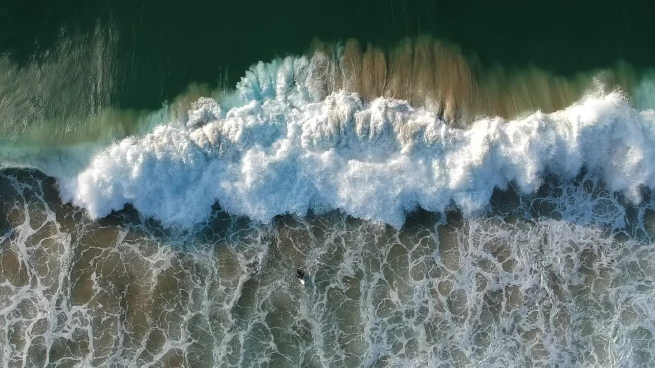 鸟瞰图海浪打破白色沙滩。海浪上美丽的海滩鸟瞰无人机视频素材