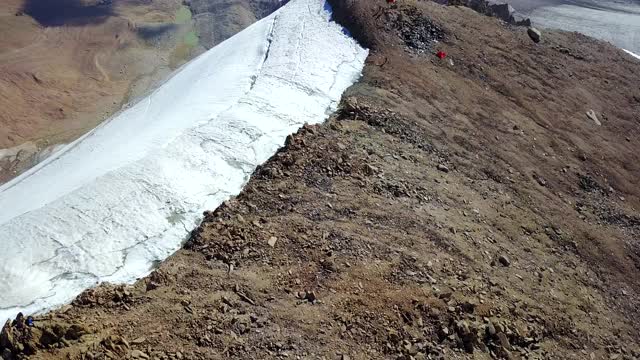 巨大的雪山。无人机的视角视频素材