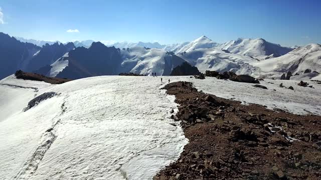 巨大的雪山。无人机的视角视频素材