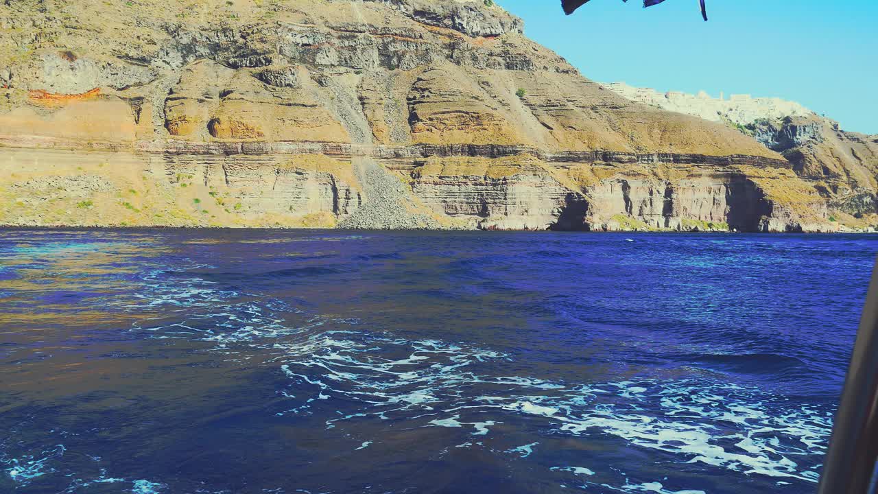 地中海的特写镜头，背景是陡峭的火山峭壁视频素材