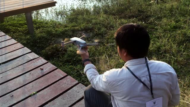 飞行的概念是探索河流地区视频素材