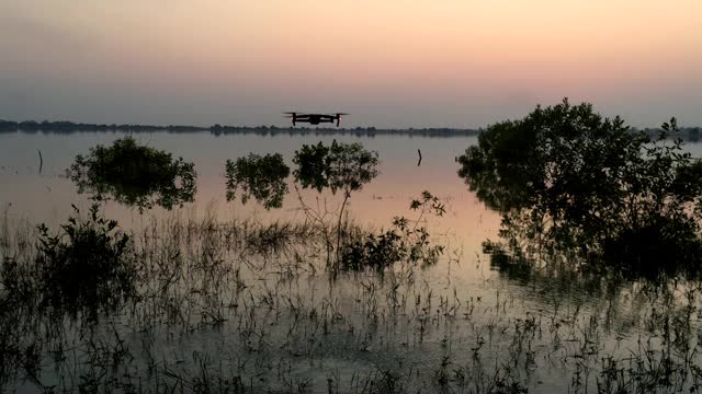 飞行的概念是探索河流地区视频素材