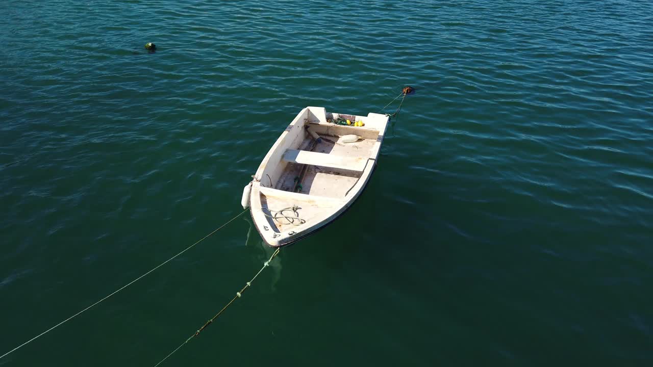 一艘渔船停泊在4K海里视频素材